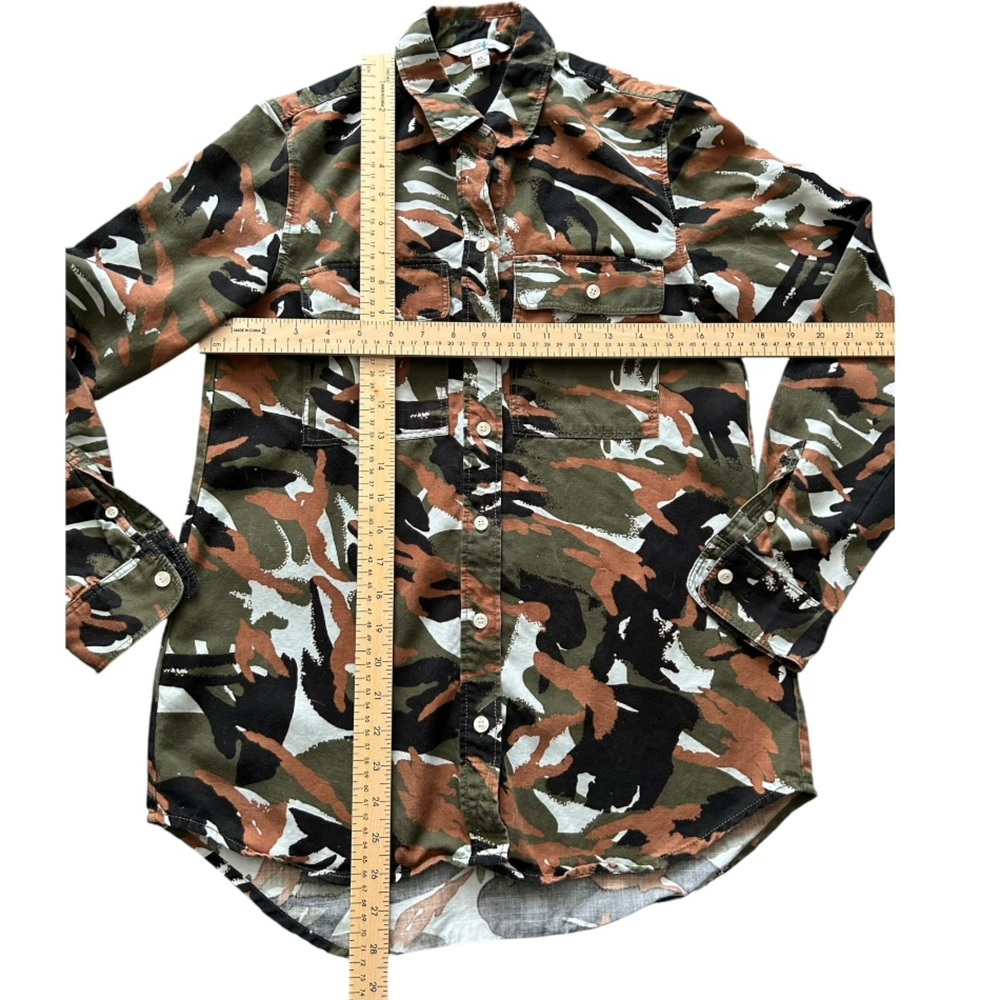LL Bean Signature Women’s Camo ButtonDown XS - Picture 3 of 6